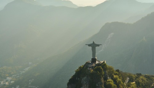 Christus de Verlosser-standbeeld op de Corcovado-berg in Rio de Janeiro bij zonlicht.