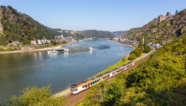 Trein rijdt langs de Moezel in Duitsland