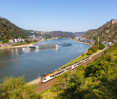 Trein rijdt langs de Moezel in Duitsland