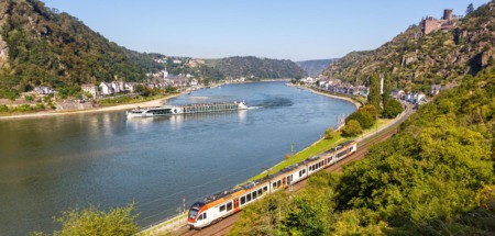 Trein rijdt langs de Moezel in Duitsland