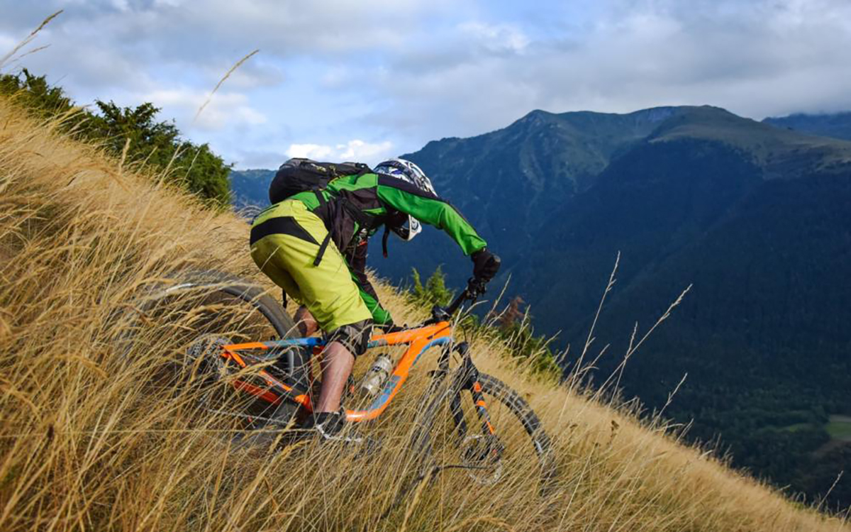 Voor mountainbikers bieden de Catalaanse Pyreneeën ongekende mogelijkheden. De regio telt achttien officiële MTB-centra, waarvan zes in het berggebied zelf, samen goed voor meer dan zesduizend kilometer aan gemarkeerde routes.