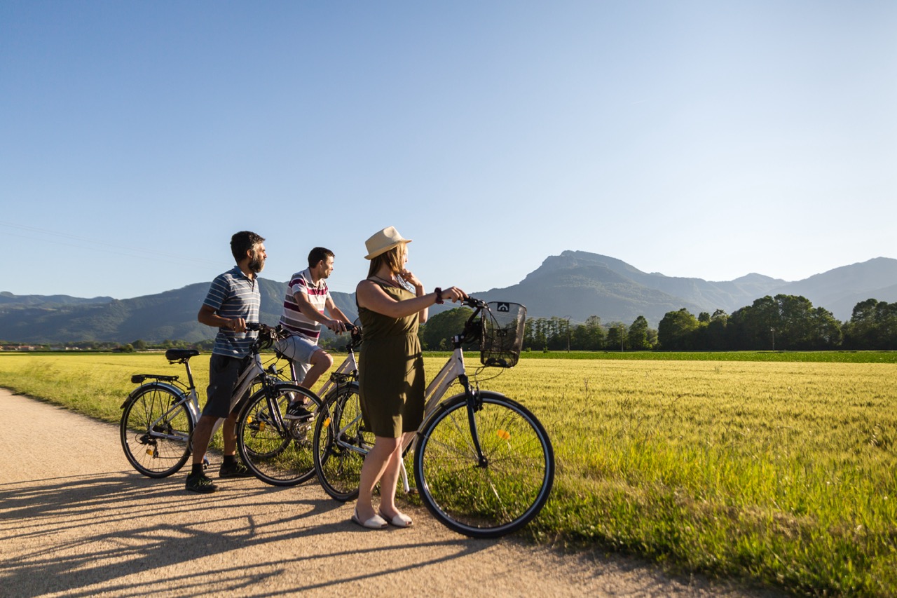 In de Garrotxa verandert het berglandschap in een zacht glooiend mozaïek van kraters en lavavelden. Hier kun je ontspannen tochten maken tussen de veertig vulkaankegels en basaltformaties van het Parc Natural de la Zona Volcànica de la Garrotxa. 