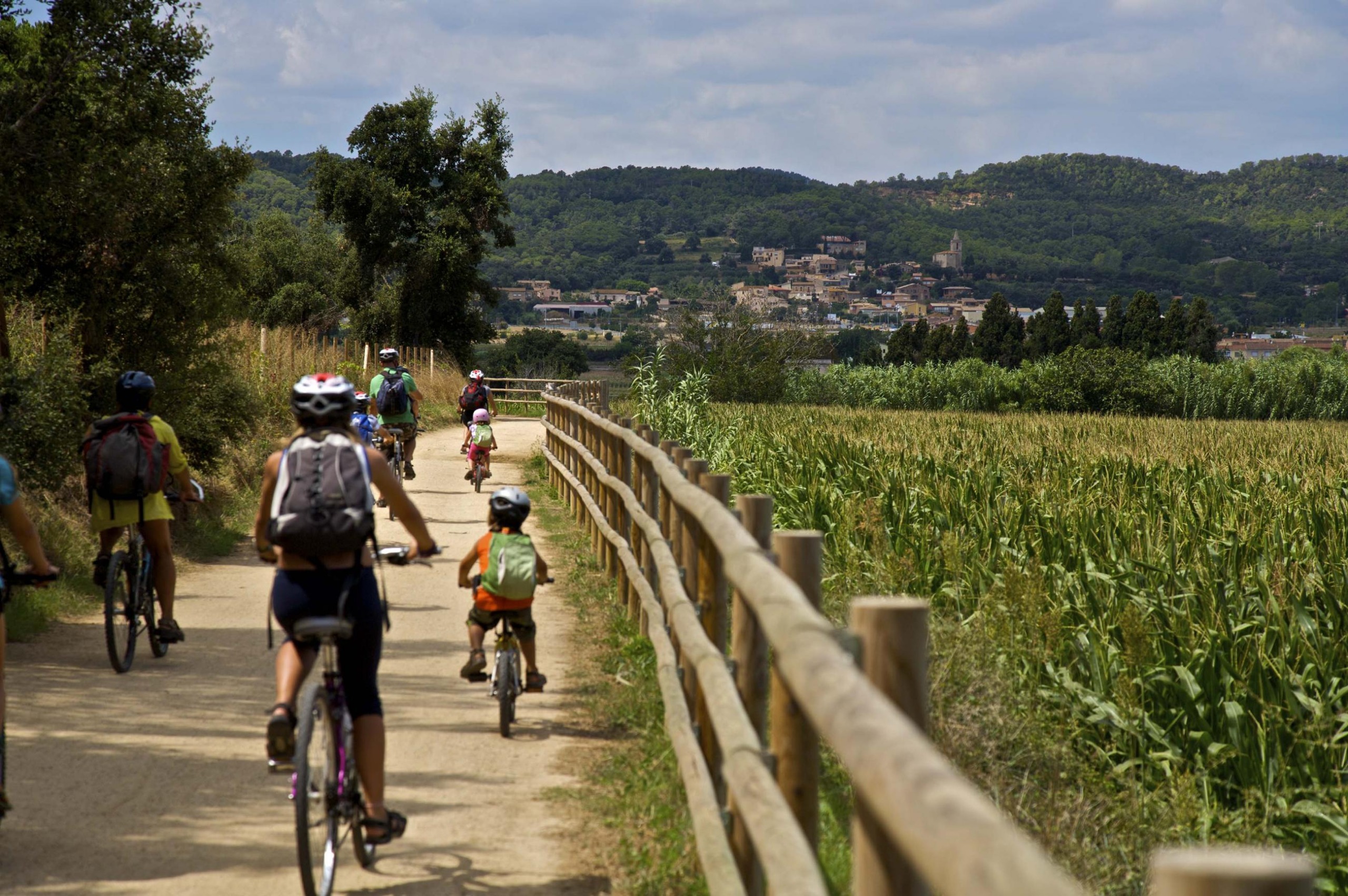 Een van de mooiste manieren om de Catalaanse Pyreneeën te verkennen is via de voormalige spoorlijnen die zijn omgevormd tot víes verdes: groene wegen die enkel toegankelijk zijn voor fietsers en wandelaars. 