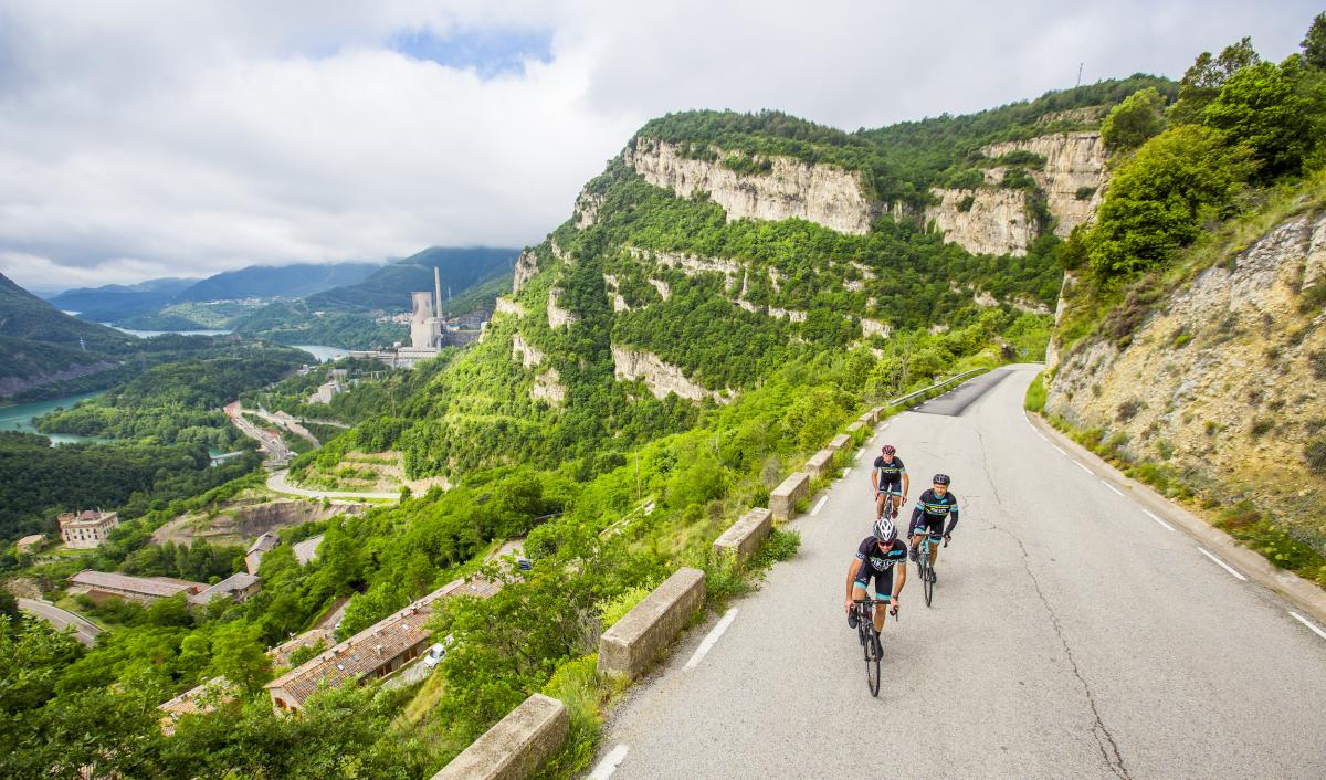 Liefhebbers van wielrennen vinden in de Pyreneeën een groot aantal cols. In de Val d’Aran en Berguedà liggen tientallen gemarkeerde beklimmingen, variërend van glooiende hellingen tot zware bergpassen. 