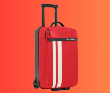 Rode duurzame reiskoffer van Vaude met wielen en uittrekbare handgreep op oranje achtergrond