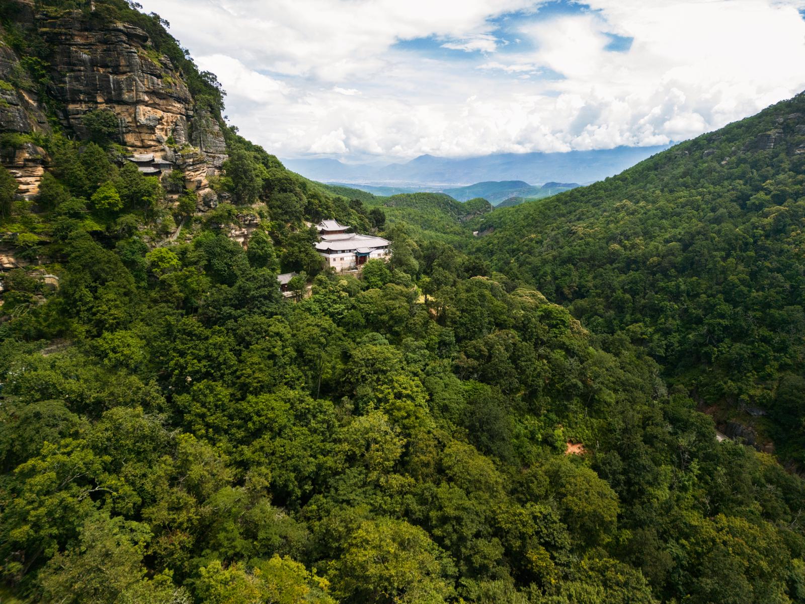 Pas goed op bij de onder een overhangende klif gebouwde Baoxiang-tempel, in de buurt van het karavaanstadje Shaxi. Brutale resusapen roven alles wat als voedsel geïnterpreteerd kan worden