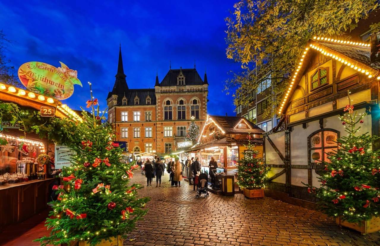 Ingelijst door het Oldenburger Schloss, het Oude Stadhuis en de St. Lamberti-kerk vormt de Lamberti Kerstmarkt in Oldenburg een perfect kerstdecor. 