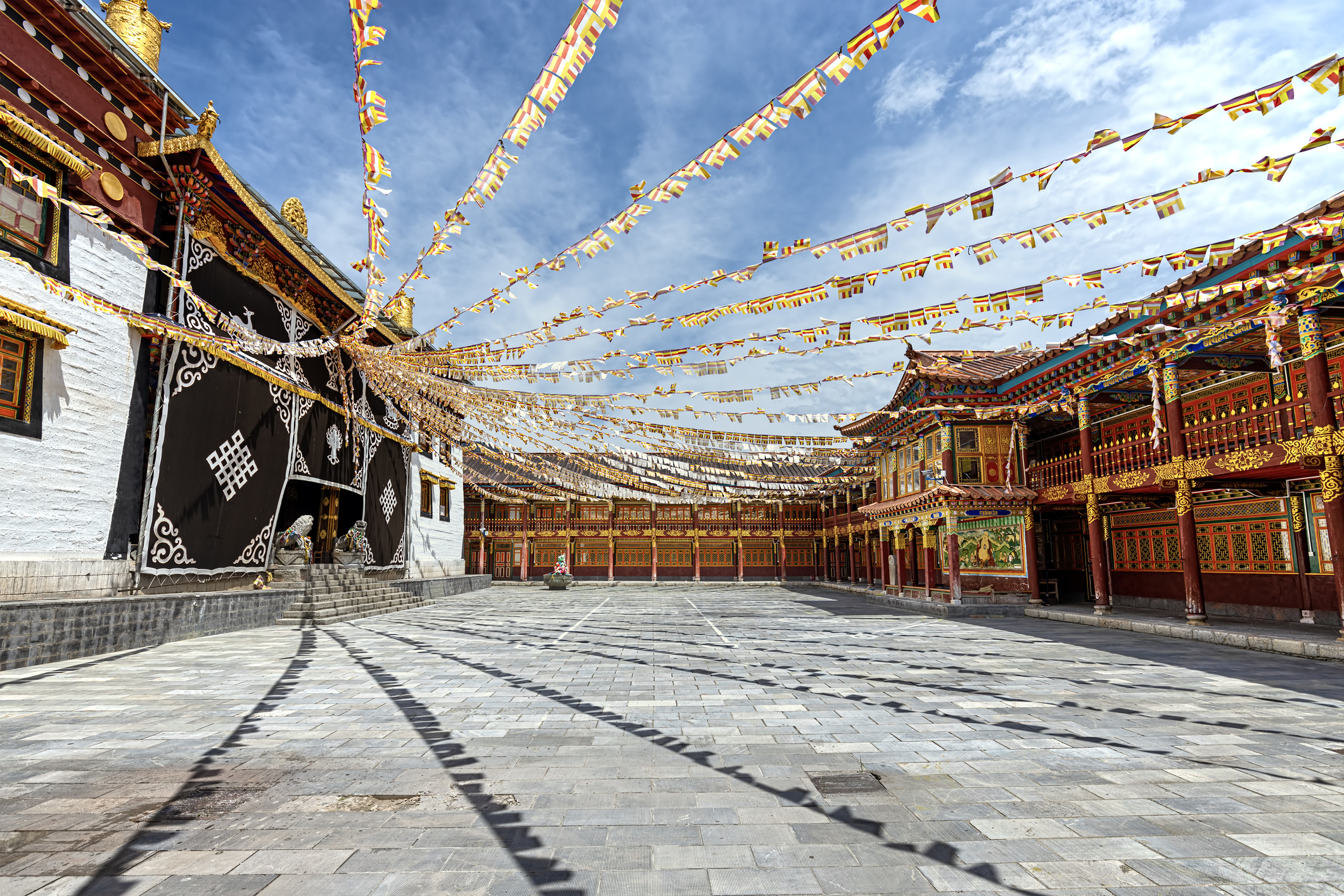 Op bladgoud is niet bespaard in het Dongzhulin-klooster in Yunnan, China