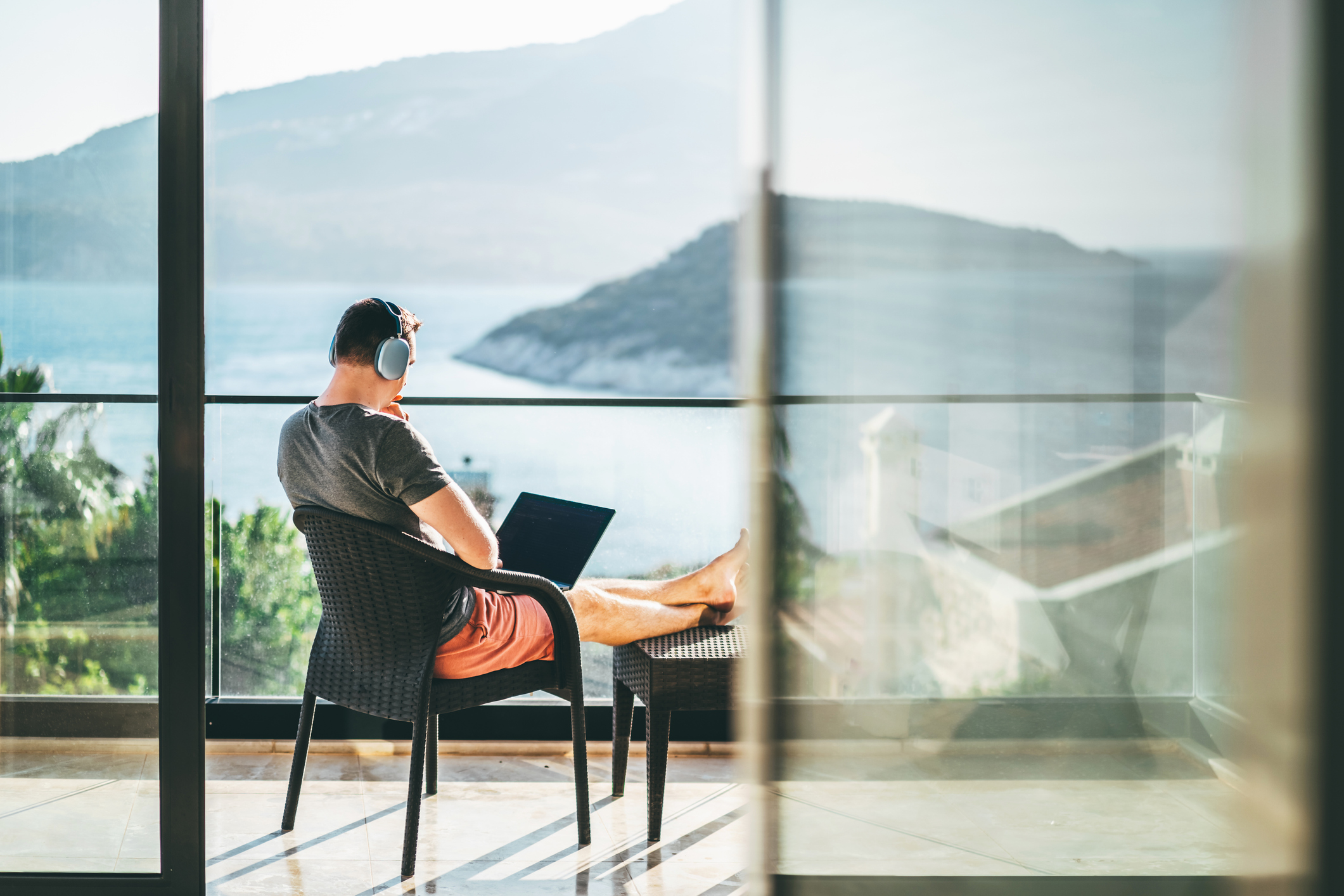 Als je werk het toelaat, kun je ook overwegen een workation in te plannen: zo kun je op je vakantiebestemming remote werken en in de avonden en weekenden nog steeds genieten van een andere omgeving.