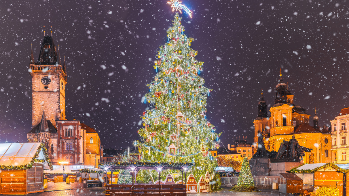 Kerstboom en kerk in Praag, Tsjechië.