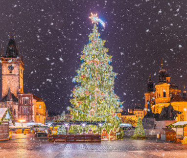 Kerstboom en kerk in Praag, Tsjechië.