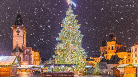Kerstboom en kerk in Praag, Tsjechië.