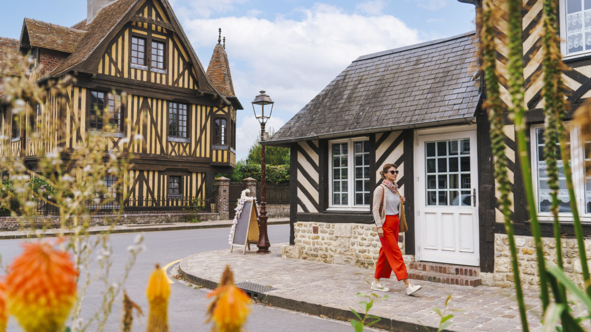 Vrouw wandelt door Beuvron-en-Auge in Normandië, Frankrijk