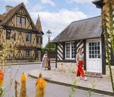 Vrouw wandelt door Beuvron-en-Auge in Normandië, Frankrijk