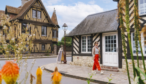 Vrouw wandelt door Beuvron-en-Auge in Normandië, Frankrijk