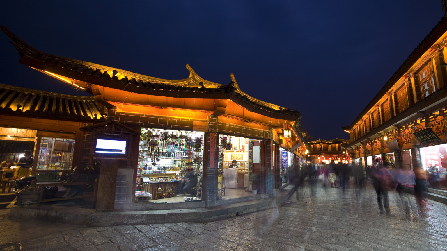 Op de jademarkt van Tengchong kun je je geluk beproeven en voor een klein bedrag een stuk gesteente kopen. Ter plekke wordt het opengeslagen om te zien of er jade
in zit. 