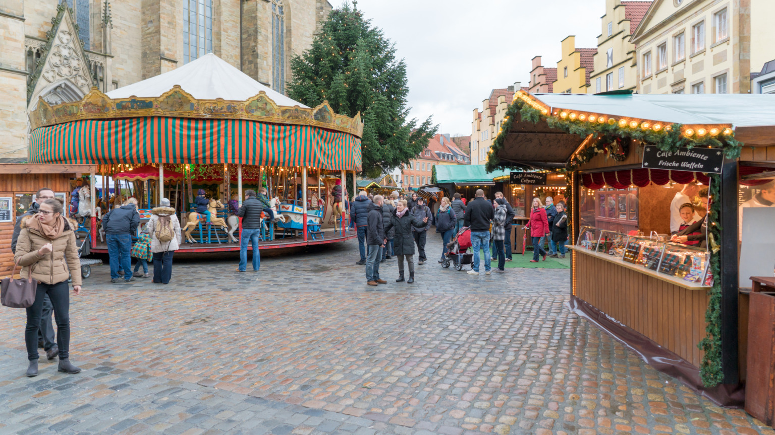 Ingeklemd tussen de St. Petrus-kathedraal en de witte façades van de Altstadt loop je in Osnabrück over een van de mooiste kerstmarkten van Noord-Duitsland. 