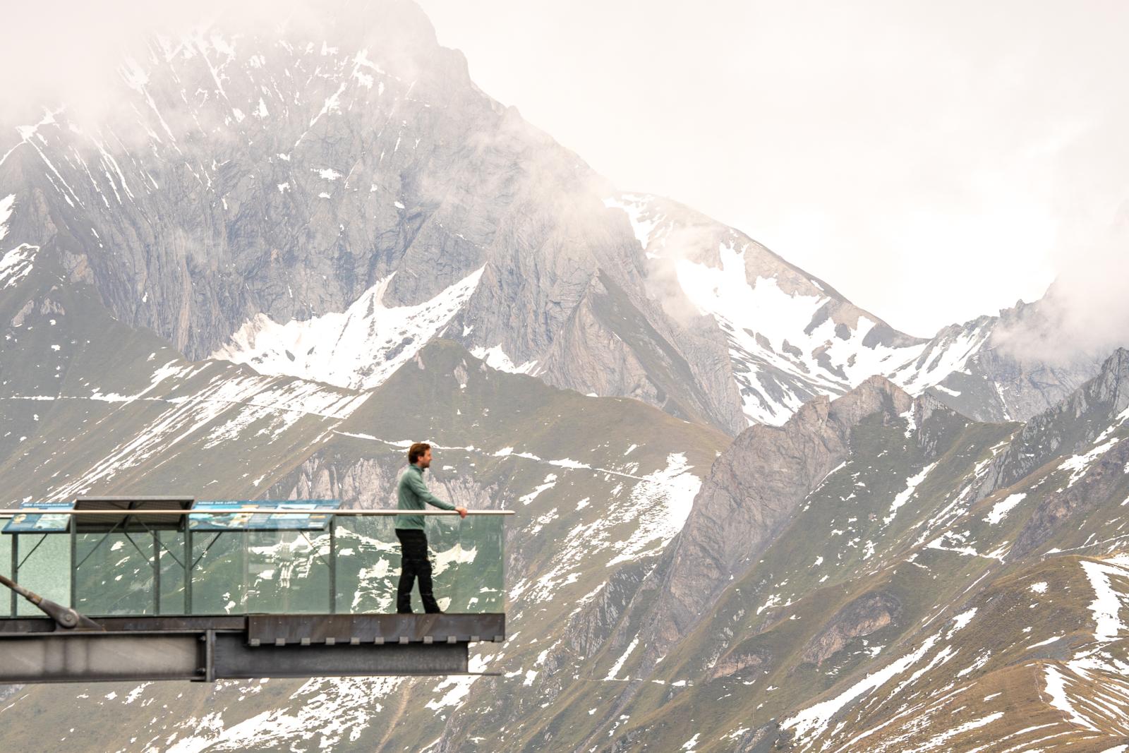 Uitzichtpunt met wandelaar en bergpanorama in de Oostenrijkse Alpen.
