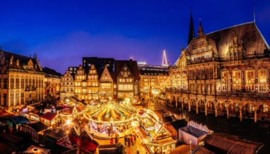 Bremen: kerstmarket op het marktplein met het stadshuis, Unesco-werelderfgoed