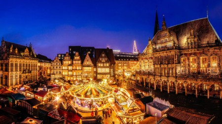 Bremen: kerstmarket op het marktplein met het stadshuis, Unesco-werelderfgoed