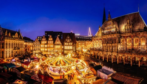 Bremen: kerstmarket op het marktplein met het stadshuis, Unesco-werelderfgoed