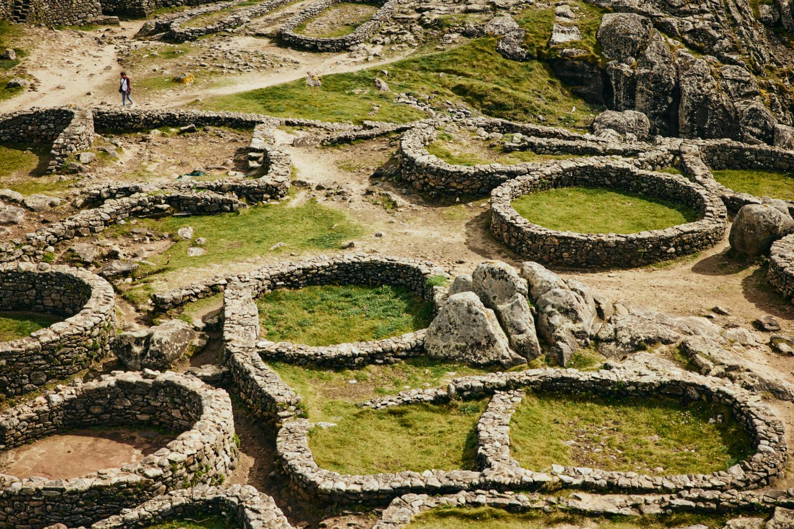 Galicië is een van de weinige plekken op het Europese vasteland waar de Keltische geschiedenis bewaard is gebleven. En een van de meest indrukwekkende plekken waar je dat nog goed kunt zien, is Castro de Baroña. 