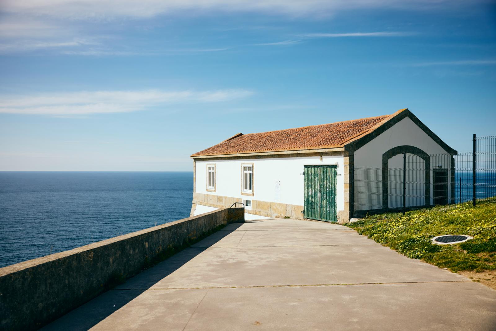 Cabo Fisterra is de bekendste kaap van de Spaanse Atlantische westkust en onderdeel van een van ’s werelds gevaarlijkste kusten, met op zeshonderd meter boven zee een grandioos uitzicht.
