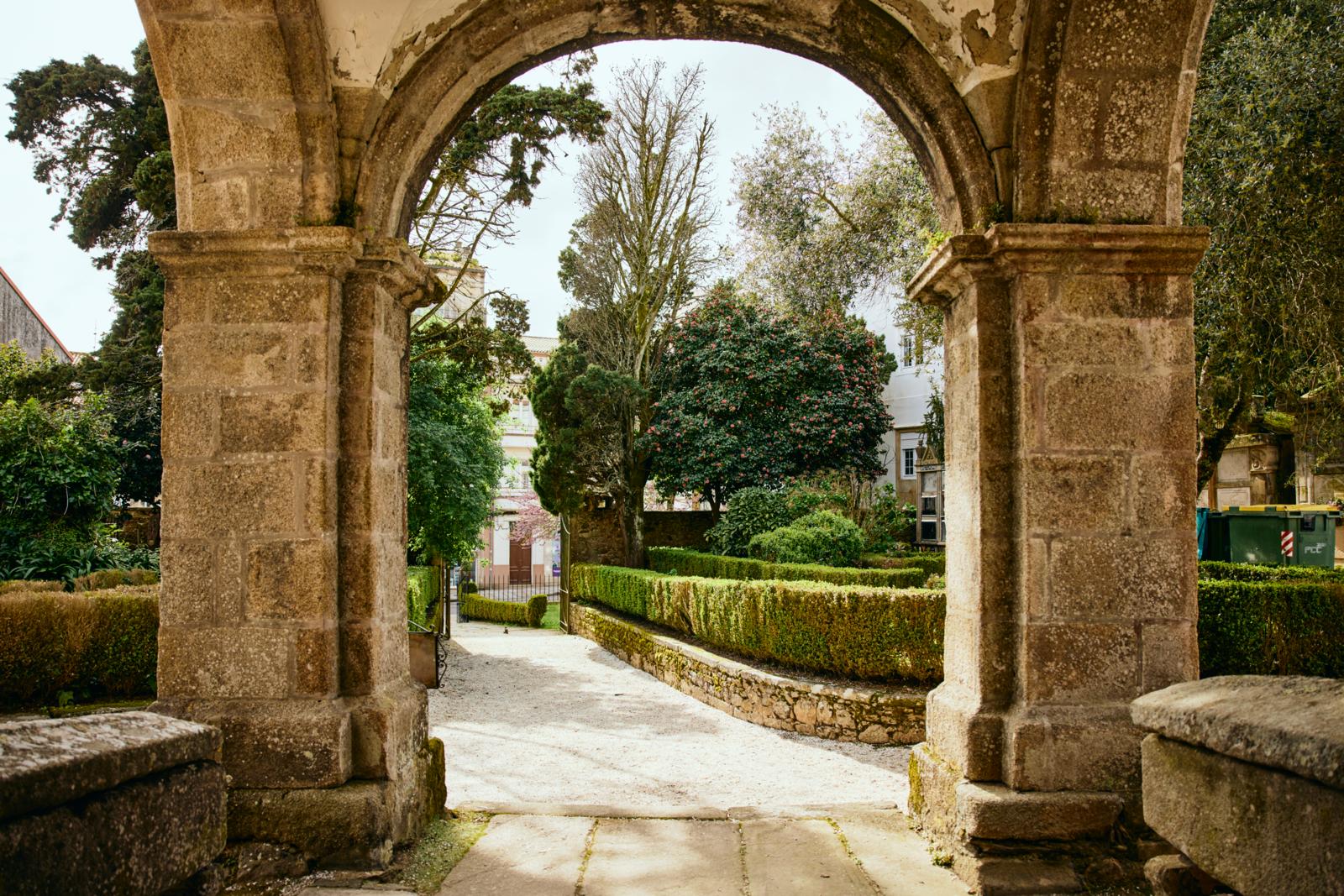 Van alle middeleeuwse dorpen en steden aan de kust van Galicië, is Noia misschien wel het best bewaard gebleven. Die historie is goed te zien in de San Martiño-kerk, uit de vijftiende eeuw in marien gotische stijl. 