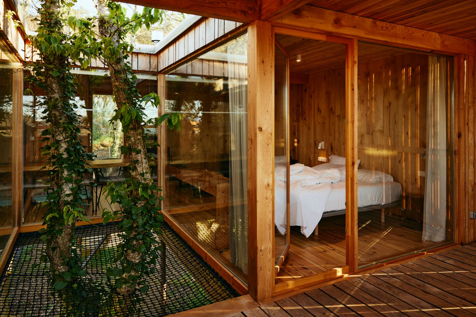 Cabañitas del Bosque is een verzameling moderne cabañas (cabins) van hout waar je volledig tot rust komt en waar binnen en buiten naadloos in elkaar overlopen. 