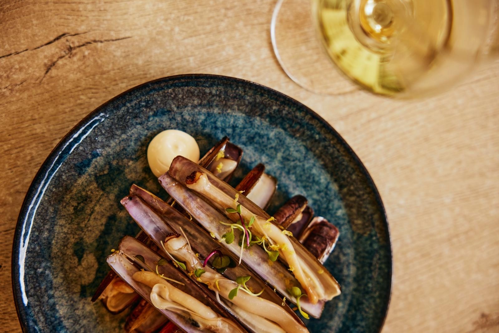 Galicië is het culinaire walhalla van zeevruchten in Spanje. En zelfs in de rest van Europa zul je weinig plekken vinden waar het eten uit de zee verser, lekkerder en van hogere kwaliteit is. 