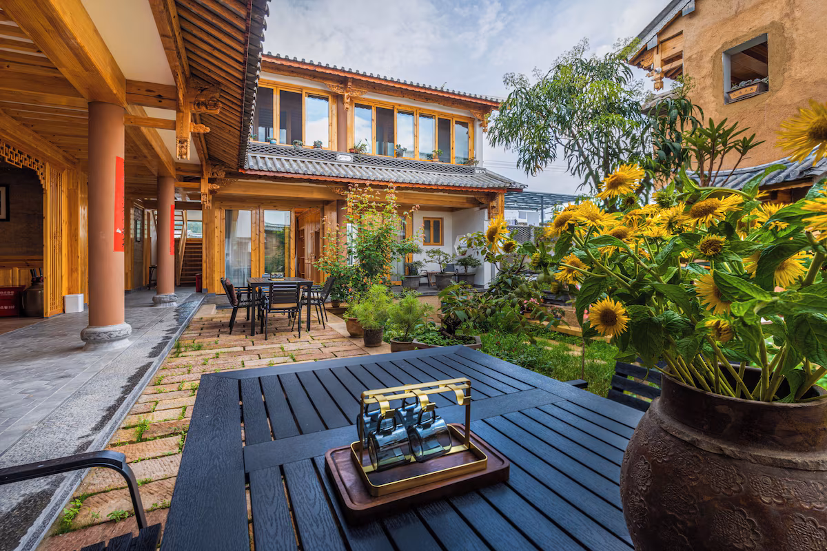Detail van het interieur van Shaxi Upstay, een boetiekhotel bij Shaxi in Yunnan, met Tibetaanse decoraties en rituele voorwerpen