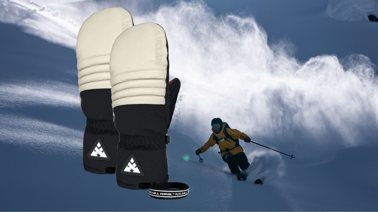 Skihandschoenen uit de Powgirl-collectie van Auclair met op de achtergrond een freerider in verse sneeuw