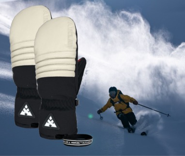 Skihandschoenen uit de Powgirl-collectie van Auclair met op de achtergrond een freerider in verse sneeuw