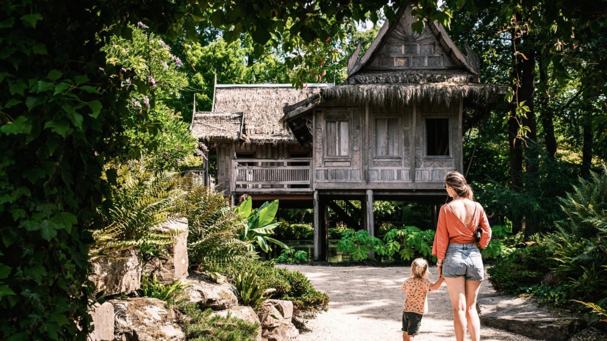 Moeder met kind in Kasteeltuin Arcen