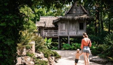 Moeder met kind in Kasteeltuin Arcen