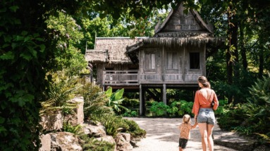 Moeder met kind in Kasteeltuin Arcen