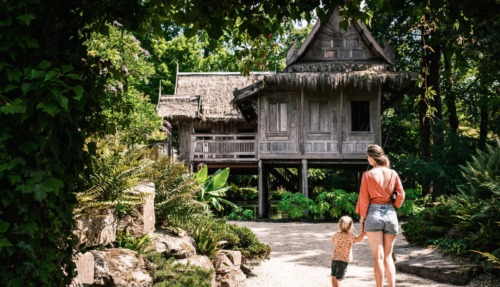 Moeder met kind in Kasteeltuin Arcen