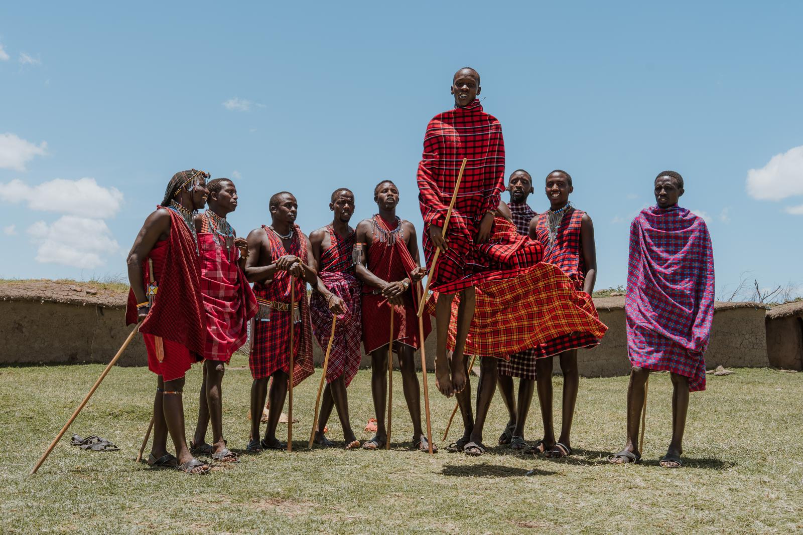 Masai-jongeren in traditionele kleding tijdens een springdans in een Masai-dorp in Kenia