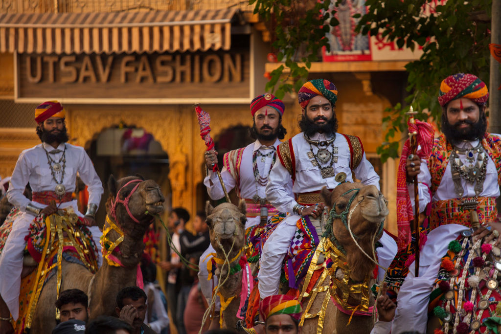 Aan de rand van de Tharwoestijn viert Jaisalmer drie dagen lang de cultuur van Rajasthan. Tijdens het Jaisalmer Desert Festival staan volksmuziek, traditionele dans en kleurrijke kleding centraal. 