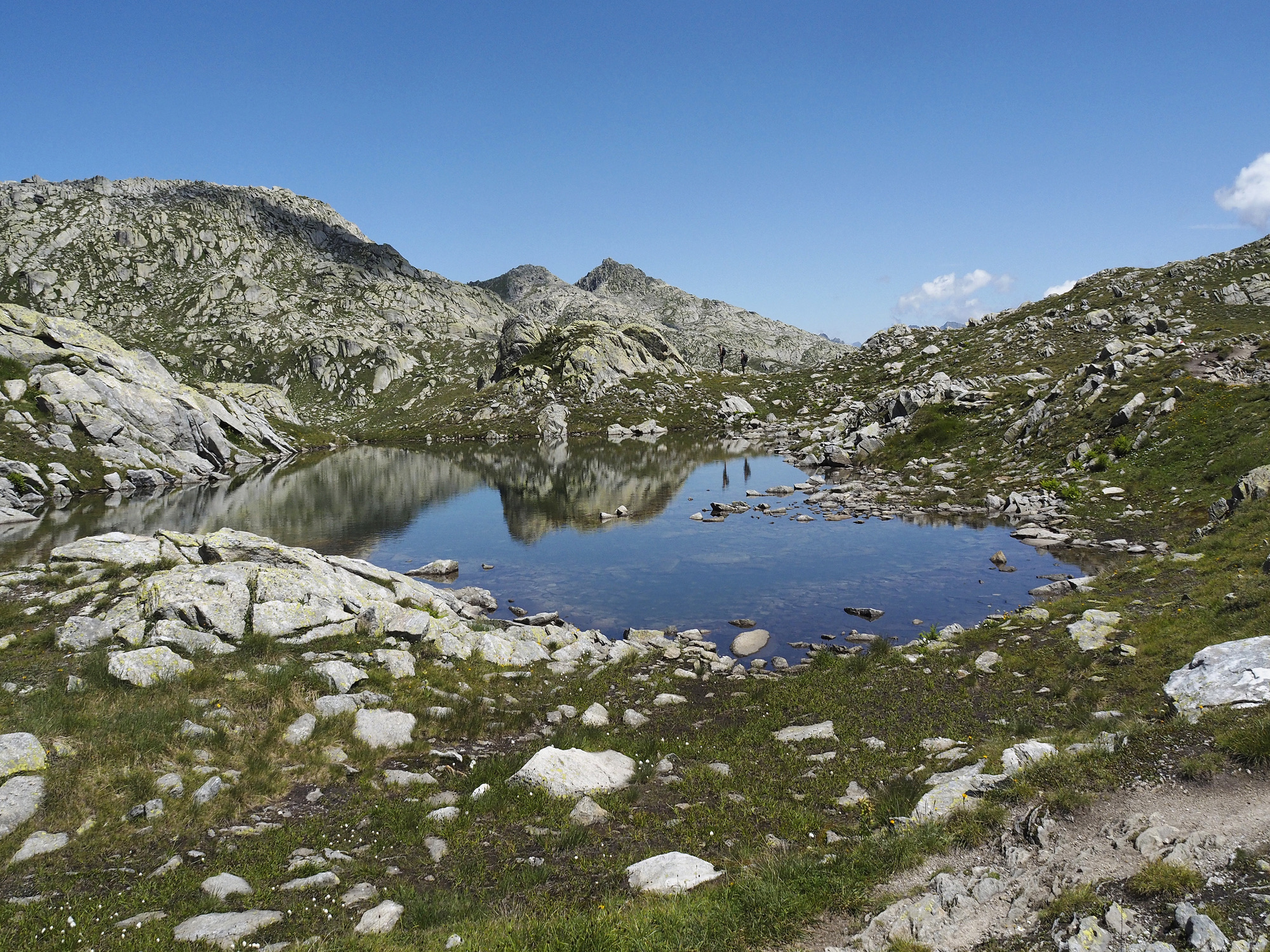 Trek je wandelschoenen aan voor de Via Gottardo, een historische route die dwars door het hart van de Zwitserse Alpen loopt. Je treedt in de voetsporen van middeleeuwse handelaren, ver van de bekende skipistes, en overnacht in authentieke bergdorpen waar de tijd heeft stilgestaan.