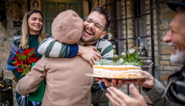 Jonge man knuffelt gasten met geschenken