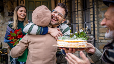Jonge man knuffelt gasten met geschenken