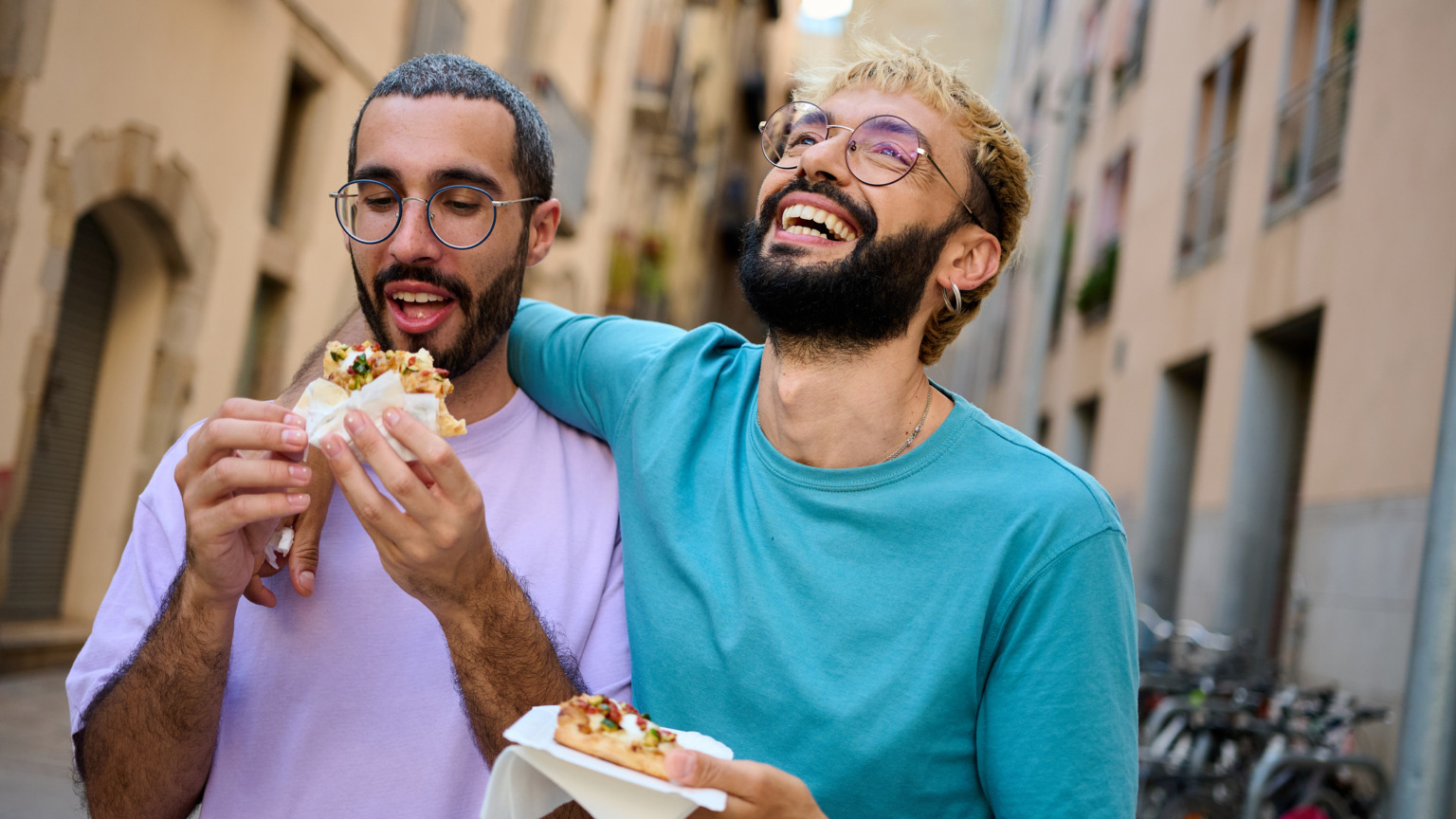 In verschillende landen, met name in delen van Afrika, het Midden-Oosten en Zuidoost-Azië, is PDA tussen partners van hetzelfde geslacht niet alleen sociaal gevoelig, maar soms zelfs strafbaar. Aan de andere kant zijn landen als Uruguay, Taiwan, Spanje en Nieuw-Zeeland juist bijzonder open en is PDA tussen koppels van hetzelfde geslacht gelukkig wel volledig genormaliseerd.