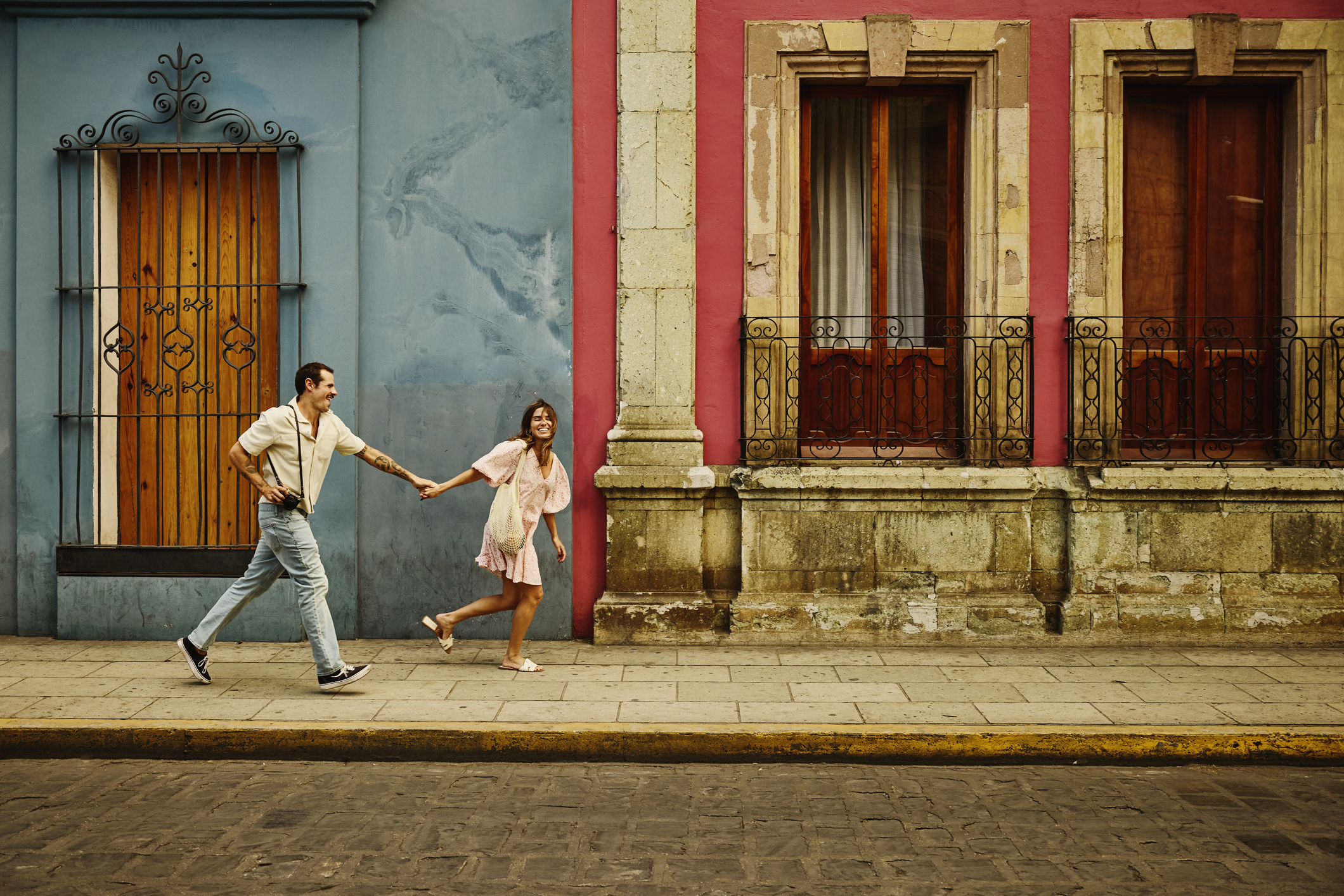 In West- en Zuid-Europa is hand in hand lopen romantisch, onschuldig en volledig sociaal geaccepteerd. In het Midden-Oosten ligt dat genuanceerder.