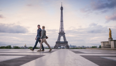 Stel loopt voor de Eiffeltoren in Parijs langs