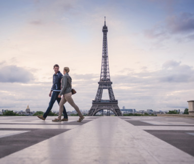 Stel loopt voor de Eiffeltoren in Parijs langs