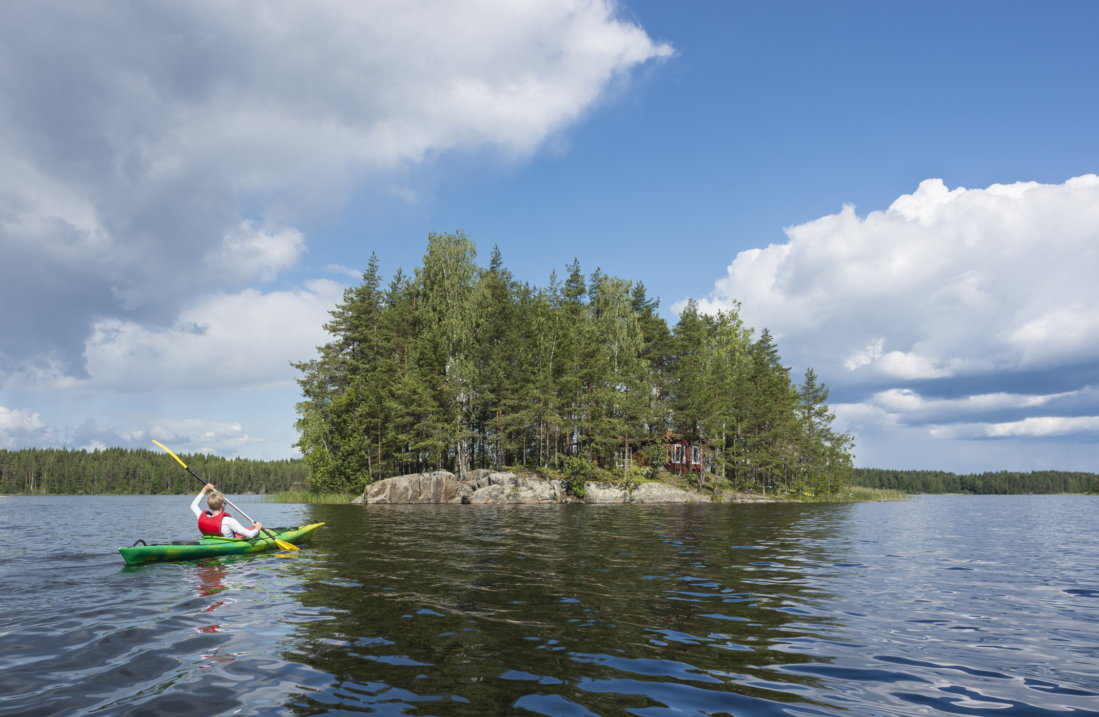 Het Saimaa-meer in Finland is een gigantisch labyrint van water en duizenden eilanden. Huur een kano en kampeer op de onbewoonde eilandjes. Met een beetje geluk spot je de zeldzame Saimaa-ringelrob, een zoetwaterzeehond die alleen in dit specifieke gebied voorkomt.