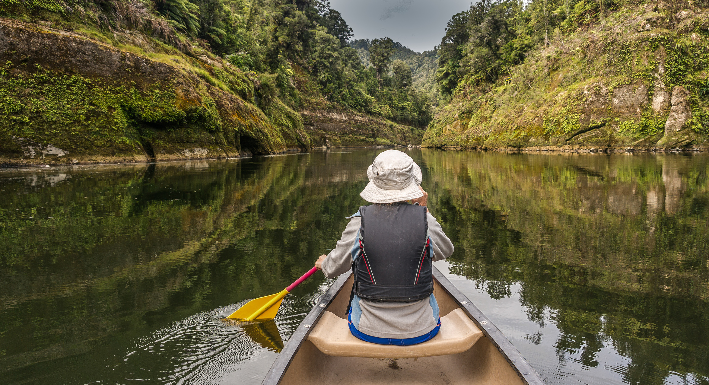 Laat de drukke toeristenhubs achter je en peddel over de Whanganui-rivier. Dit is de eerste rivier ter wereld die dezelfde wettelijke rechten heeft gekregen als een mens. Je reist hier door dichte varenbossen en overnacht in afgelegen marae (Maori-ontmoetingsplaatsen).