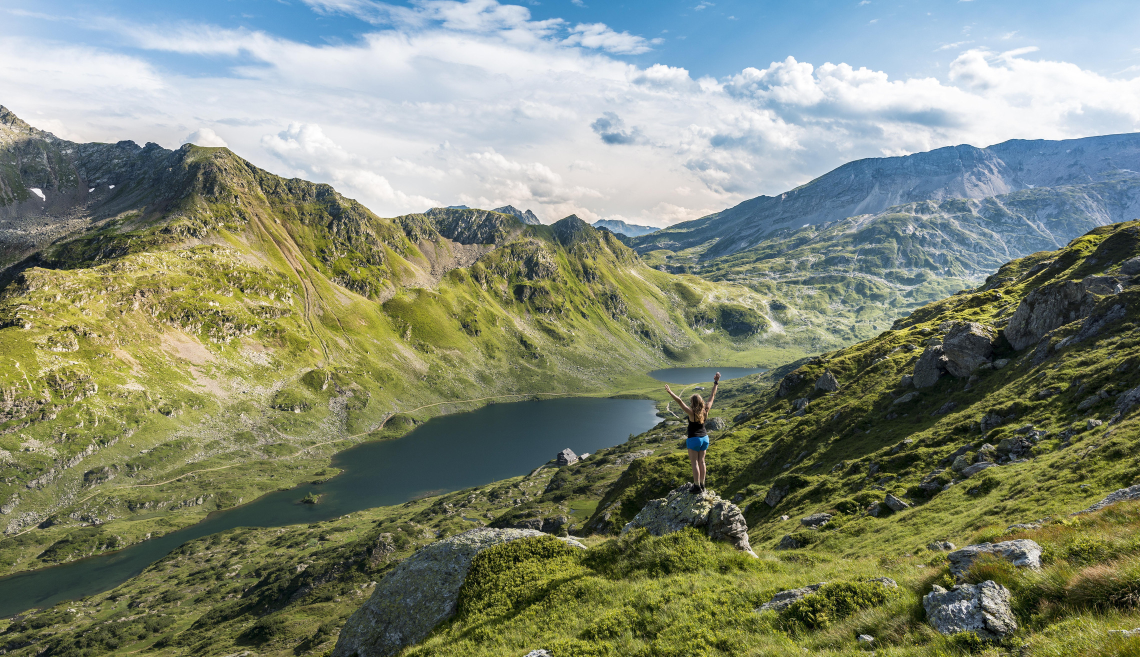 Mijd de platgetreden paden rond Innsbruck en kies voor de ruige, waterrijke bergwereld van de Schladminger Tauern. Je wandelt langs honderden kletterende watervallen en diepblauwe bergmeren, en slaapt in kleinschalige alpenhutten waar de gastvrijheid nog oprecht is.