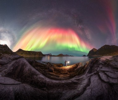 Essence of the Arctic Night door Giulio Cobianchi. 📍Haukland/Vik Beach, Lofoten, Noorwegen